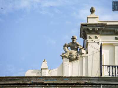 Ai lati sono presenti due statue, una maschile...